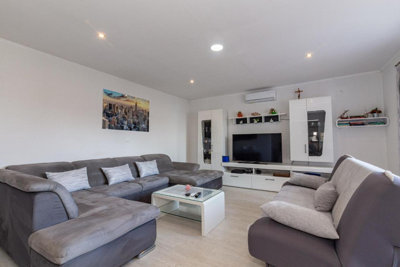 Navis Sea View With Pool Apartman