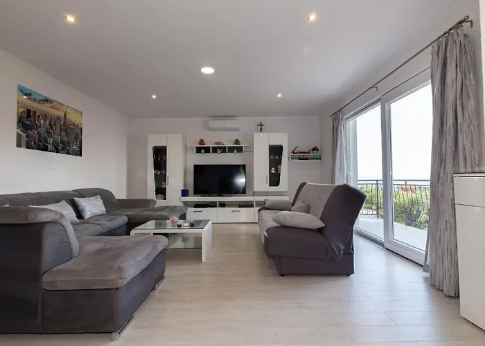 Navis Sea View Apartment With Pool