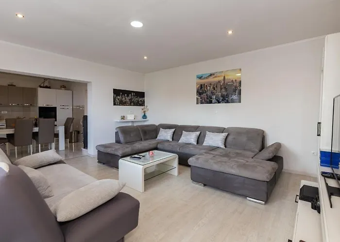 Navis Sea View Apartment With Pool